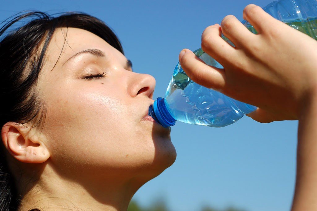 Sabías que no tomar la suficiente agua durante el día puede traer fuertes consecuencias para tu salud.