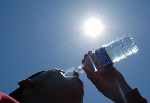 ¿Por qué beber más agua en el verano?