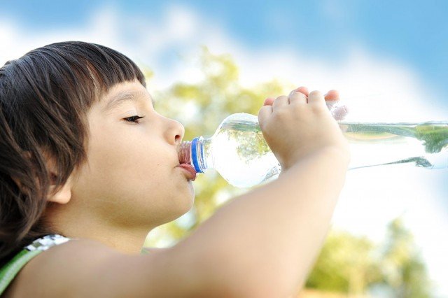 Los niños y el agua natural