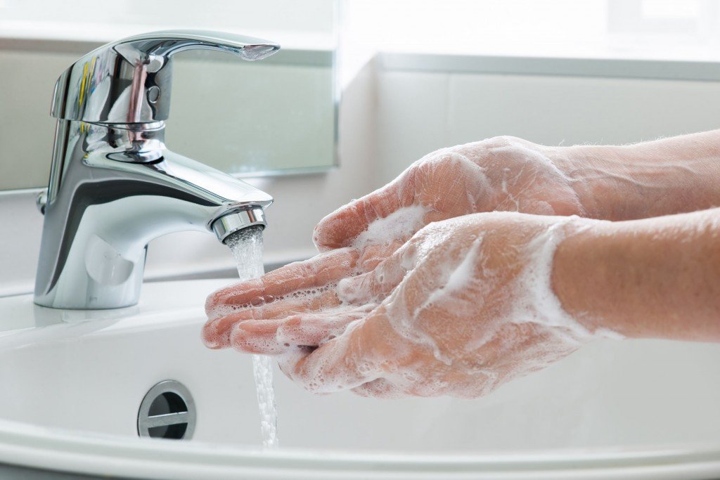 El papel que juega el agua al lavarse las manos