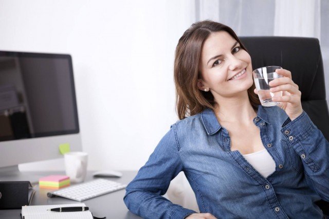 ¿Por qué es importante mantenerte hidratado en la oficina?