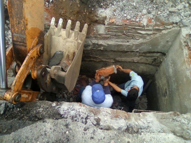 Personal de JAPAC labora en la reparación de válvula para restablecer el servicio de agua