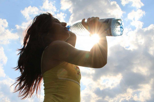 ¡No te deshidrates! 4 beneficios de beber agua en verano