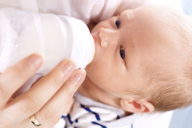 ¿Mi bebé debe beber agua?