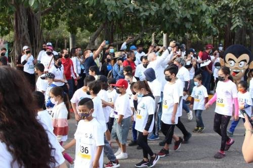 Decenas de familia se unen a la caminata para conmemorar el Día Mundial del Agua 