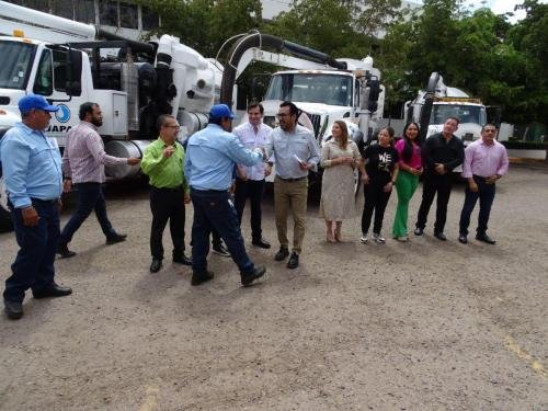 Juan de Dios Gámez entrega tres equipos vactor a la JAPAC