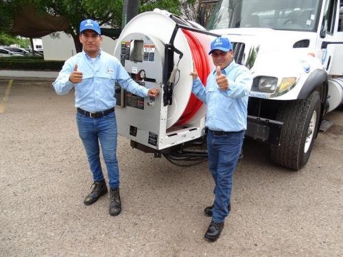 Juan de Dios Gámez entrega tres equipos vactor a la JAPAC